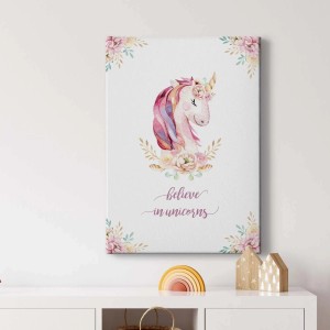 Rosa Leinwandbild mit Einhorn, Blumen und dem Spruch "Believe in Unicorns" für Mädchen- und Babyzimmer.