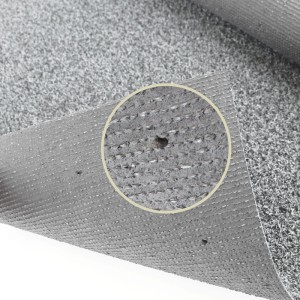 Weißgrauer Primaflor Colorplay Kunstrasen: Detail der Rückseite mit wasserdurchlässigem Rücken und Drainageloch.
