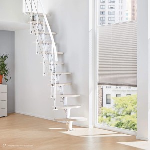 Intercon Raumspartreppe Alpha, 11 weiße Buchenholzstufen, polar-weißes Metallgeländer. Moderne Innentreppe für helle Räume.