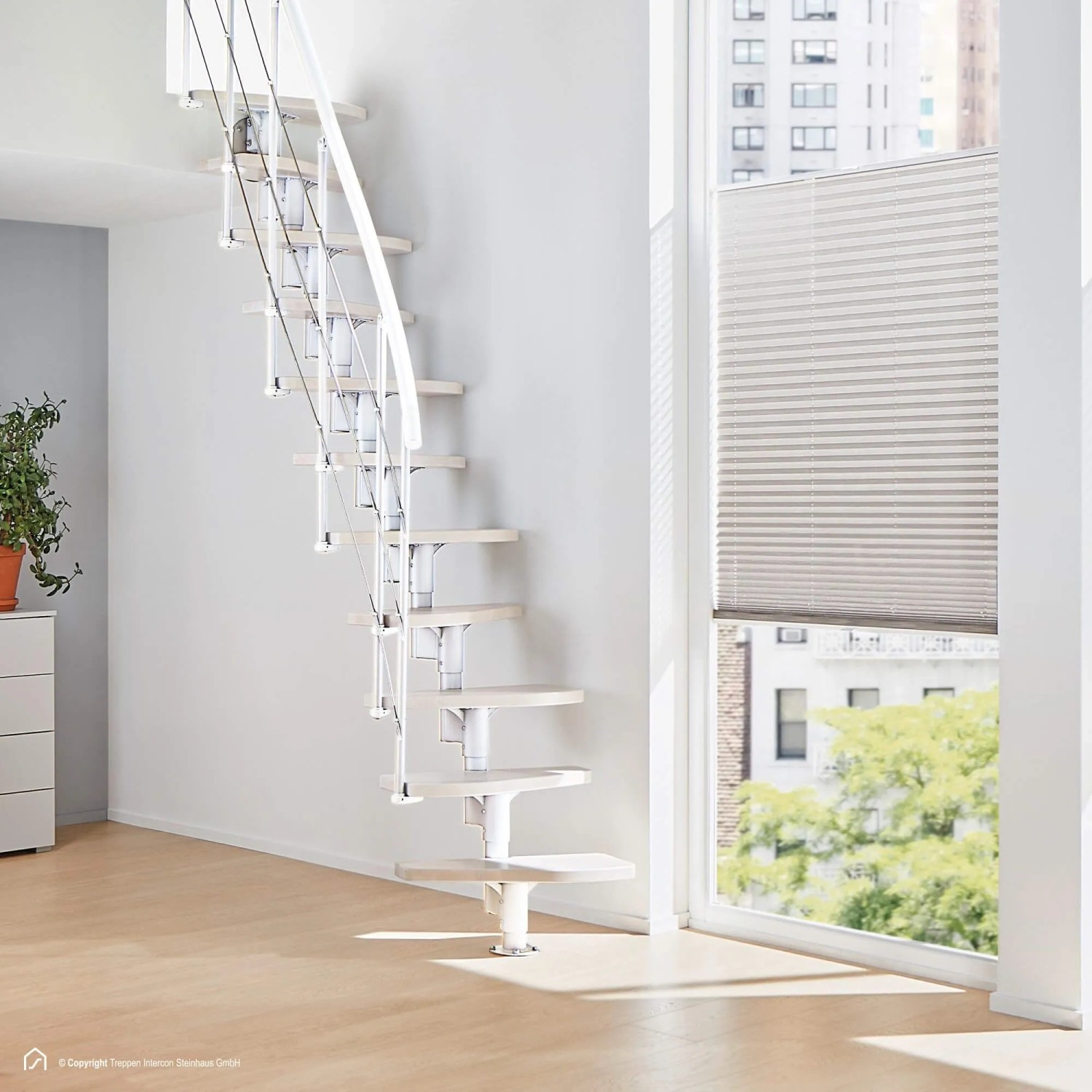 Intercon Raumspartreppe Alpha, 11 weiße Buchenholzstufen, polar-weißes Metallgeländer. Moderne Innentreppe für helle Räume.