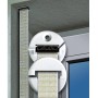 Weiße Schellenberg Rollladen Gurtführung Duo Mini/Maxi am Fenster mit Rollladengurt.