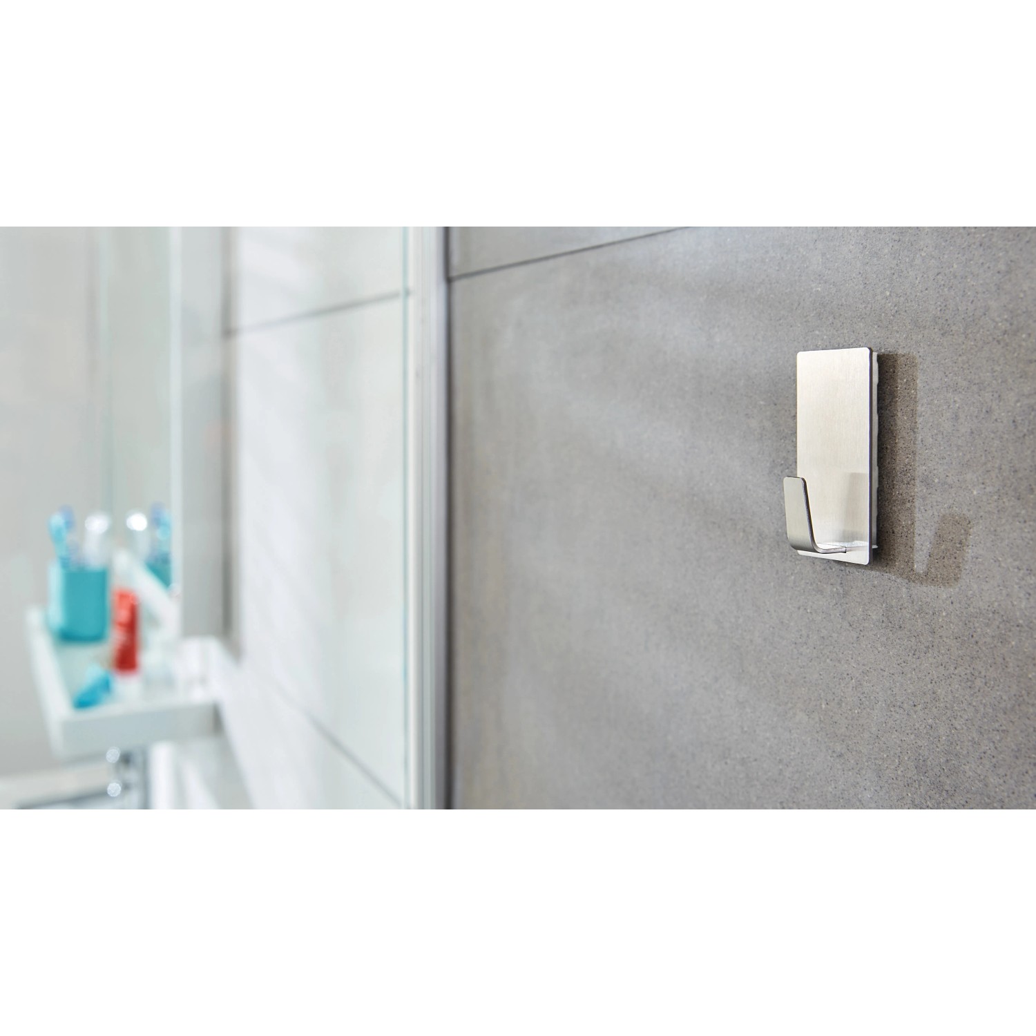 Tesa Powerstrips Haken Waterproof eckig Edelstahl Large an grauer Wand im Bad.