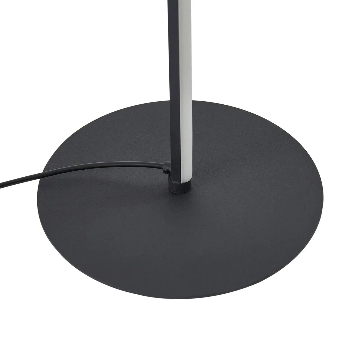 Detailaufnahme: Schwarze Lindby LED Stehlampe Pajaro mit rundem Fuß.