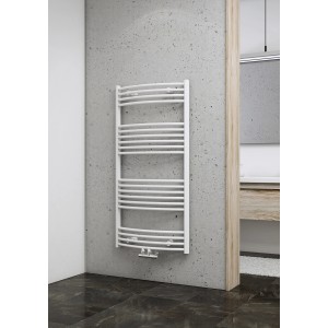 Gebogener, alpinweißer Schulte Design-Heizkörper mit Mittenanschluss (557 W) an grauer Wand.