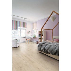 Heller Raum mit Living by Haro Laminat 7 mm Eiche Siena Weiß als Bodenbelag.