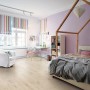 Heller Raum mit Living by Haro Laminat 7 mm Eiche Siena Weiß als Bodenbelag.