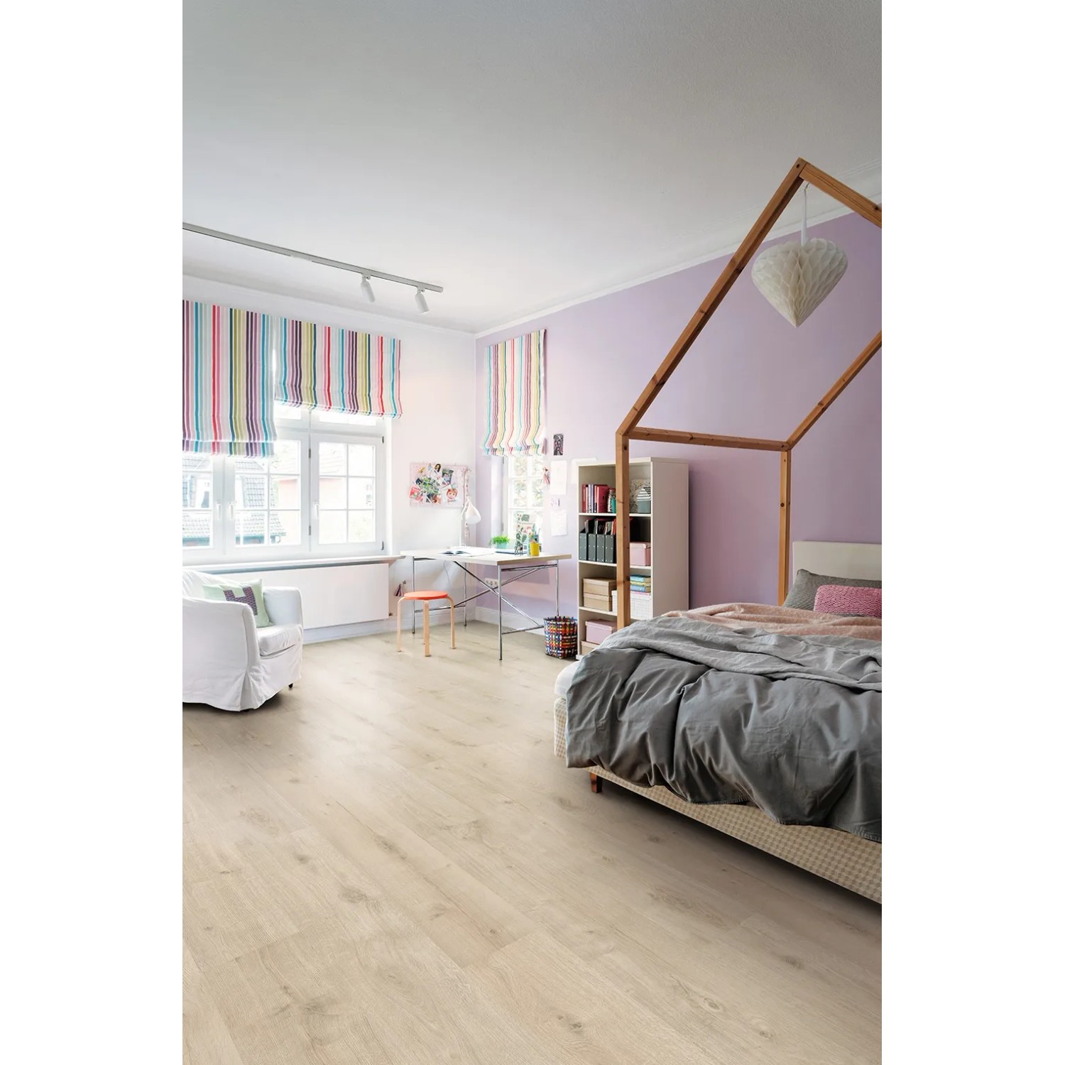 Heller Raum mit Living by Haro Laminat 7 mm Eiche Siena Weiß als Bodenbelag.