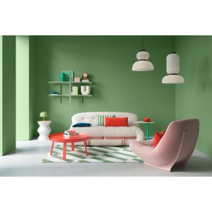 Modernes Wohnzimmer mit Wänden in Alpina Pantone Green Eyes Naturgrün Wandfarbe. Helles Sofa, pinker Sessel, roter Couchtisch.