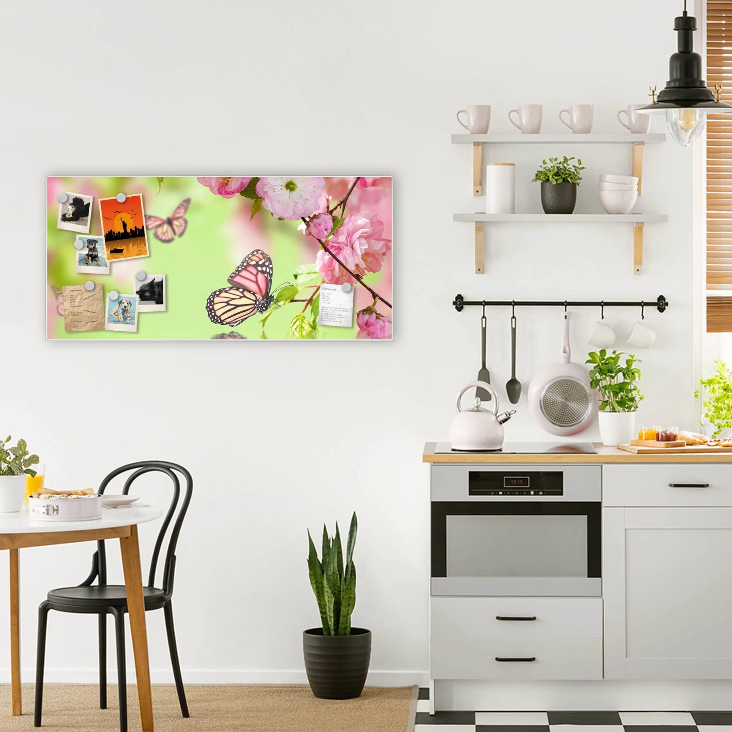 Weiße Magnettafel 78x37cm mit Kirschblüten-Motiv und Magneten als Wanddekoration.