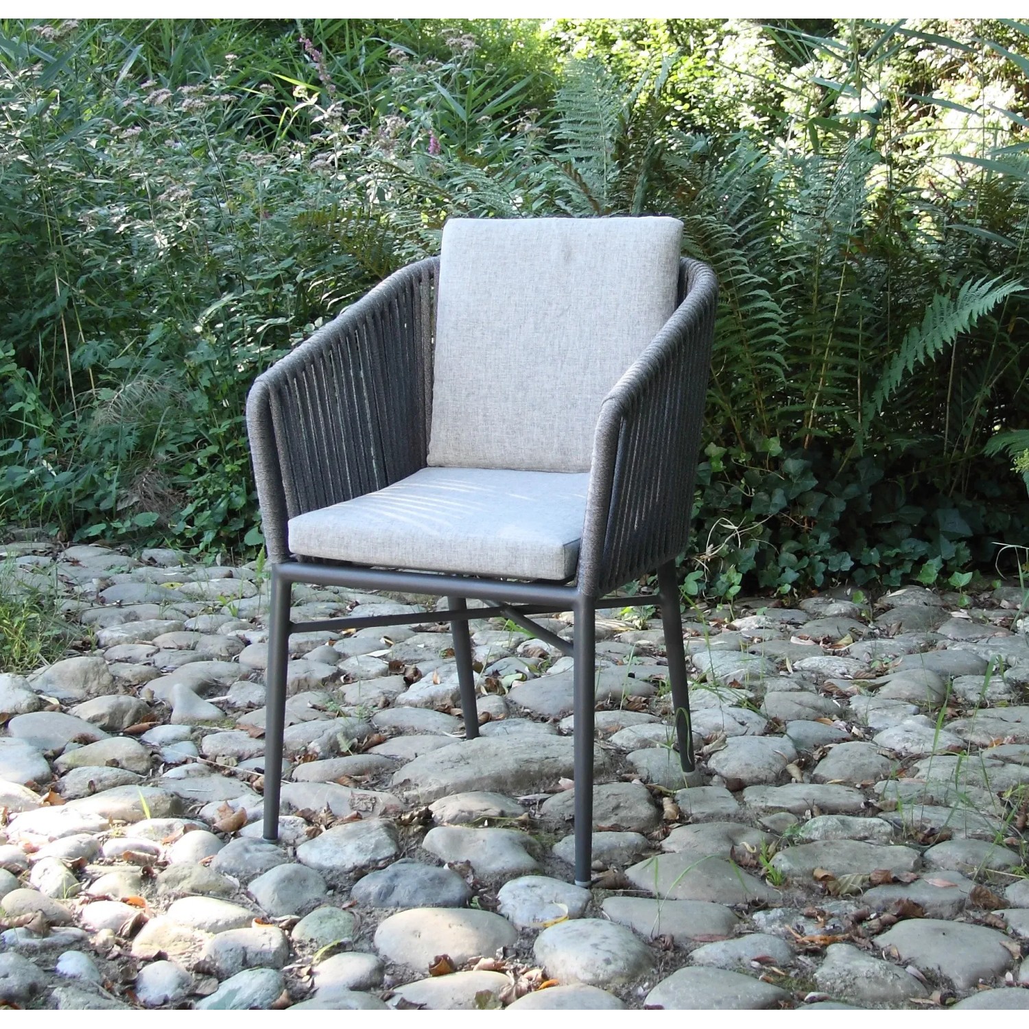Acamp Manhattan Armsessel, anthrazitfarbener Gartenstuhl mit Sitz- und Rückenkissen.