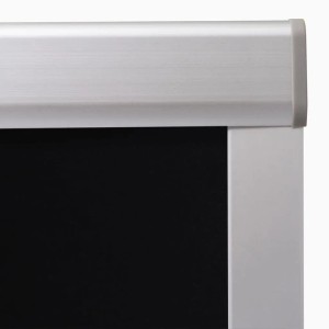 Detailansicht: Schwarzes Verdunkelungsrollo (Größe 104) für Velux Fenster.