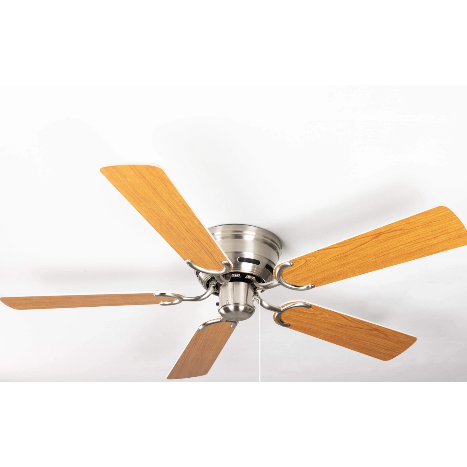 Extra flacher Deckenventilator Pepeo Kisa Deluxe, Nickel gebürstet, Flügel in Weiß und Ahorn.