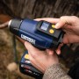 Nahaufnahme der Rapid Akku-Heißluftpistole RX1000 in Aktion, mit LCD-Display und Bedienelementen.