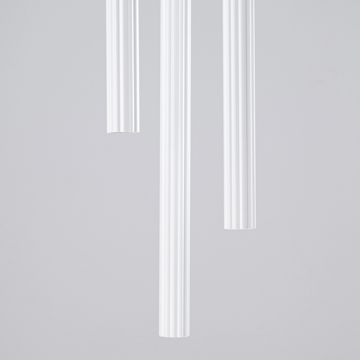 Weiße Sollux Lighting Pendelleuchte Arche 3P mit gerippter Oberfläche.