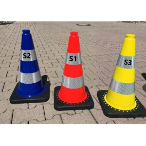 Blaue, rote und gelbe UvV Flex Leitkegel (50cm) mit Reflexfolie RA2C für Baustellenabsicherung.