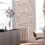 Vliestapete New England Klinker in Wohnraum-Szene mit Backsteinmuster und Used-Look.