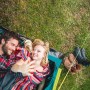 Bestway Cool Dome 2 Zelt: Paar entspannt im 2-Personen-Zelt beim Camping.