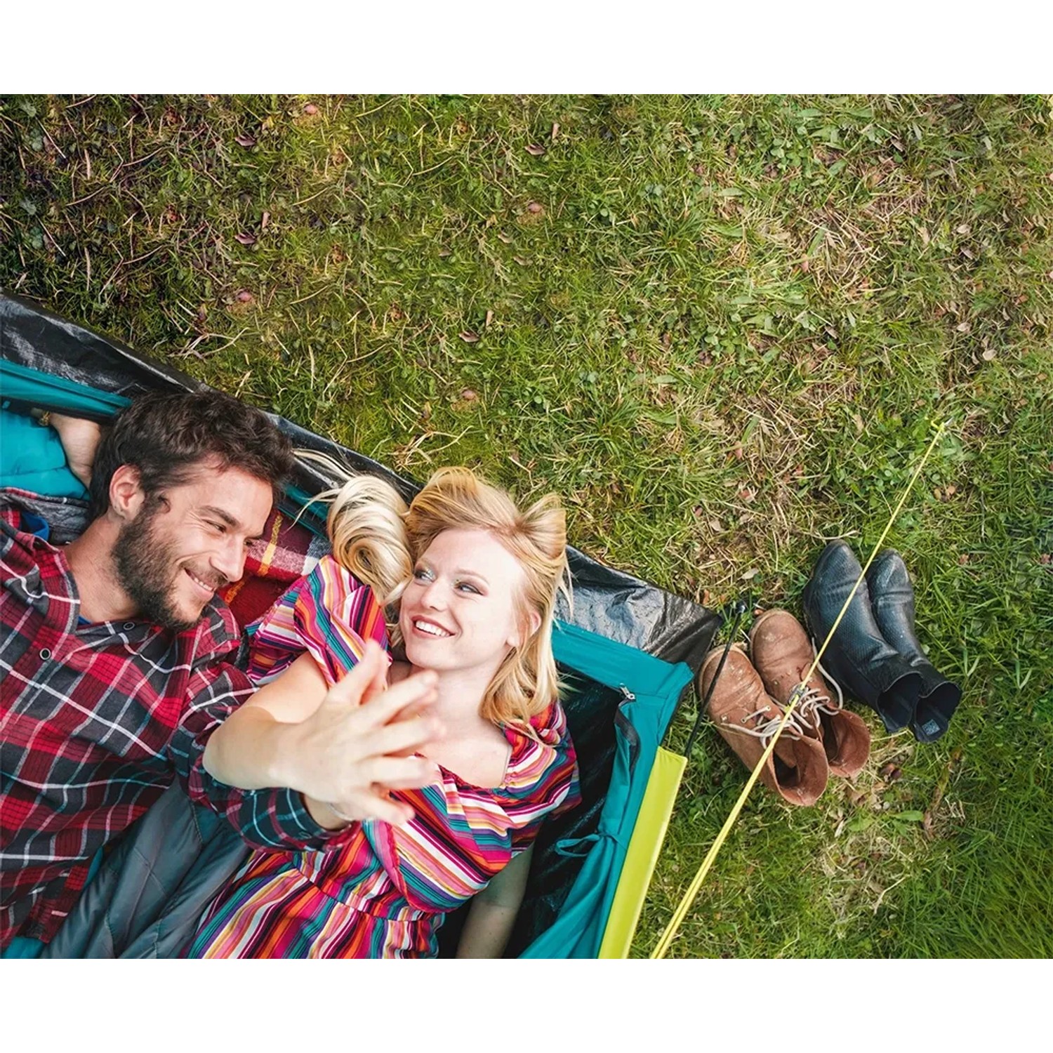 Bestway Cool Dome 2 Zelt: Paar entspannt im 2-Personen-Zelt beim Camping.
