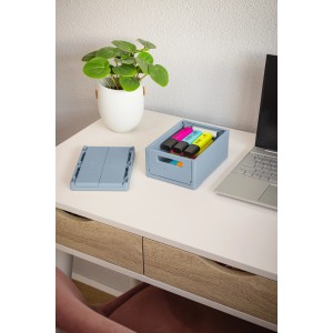 Blaue Sunware Klappbox Sigma Home 1,7 l, offen und gefüllt mit Stiften auf einem Schreibtisch.