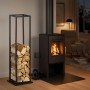 Relaxdays Kaminholzregal aus schwarzem Stahl mit Brennholz neben einem brennenden Kamin im Wohnzimmer.
