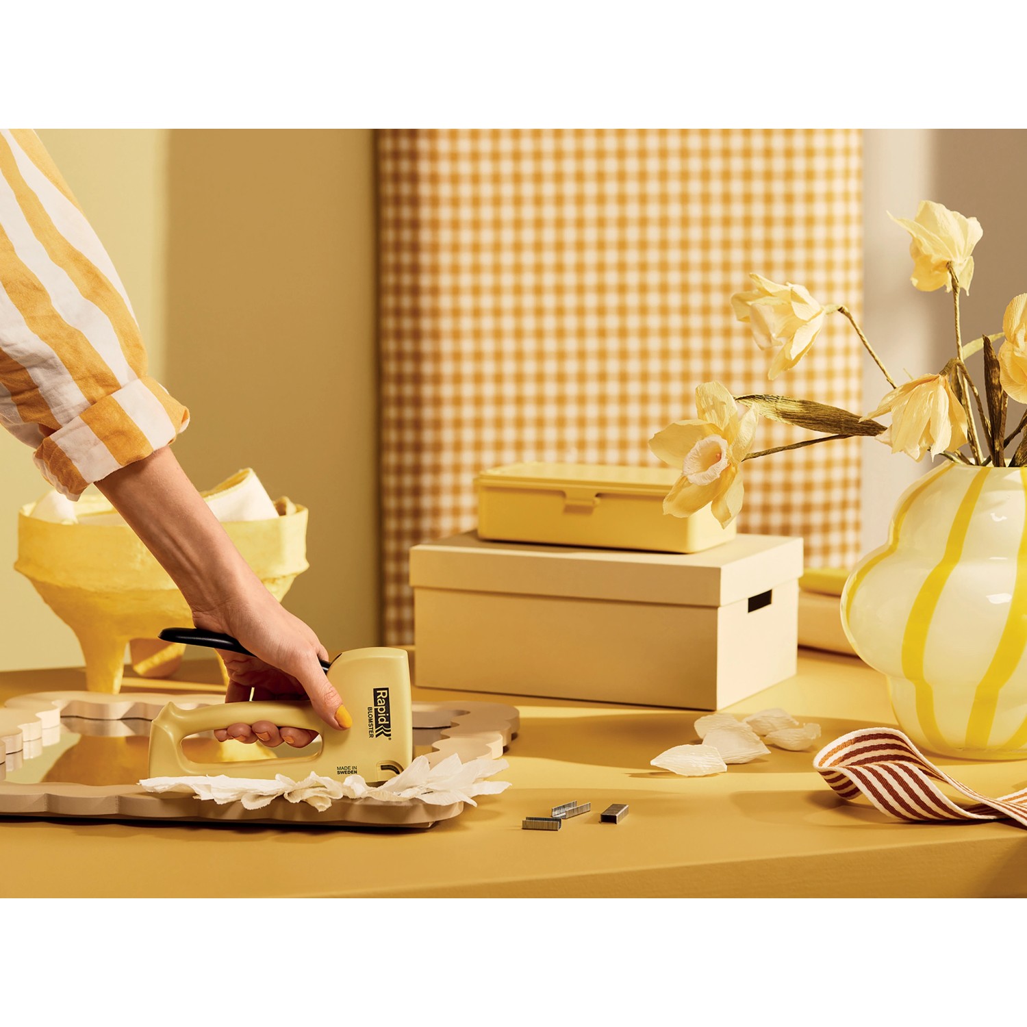 Rapid Tacker mit 1080 Klammern (Typ 53/8 mm) beim Tackern von Papier auf einem Tisch.