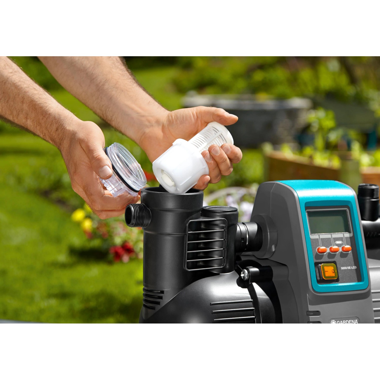 Gardena 5000/5 LCD Gartenpumpe: Filter wird eingesetzt für Hauswasserwerk mit LCD-Anzeige.