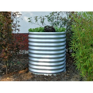 Rundes Vitavia Hochbeet Vita 858 aus Zink-Alu im Garten mit Salat bepflanzt.