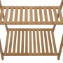 Zwei helle Bambus-Ablagen einer Standgarderobe mit Lattenrost-Design. Natürliche Holzoptik für Garderoben.