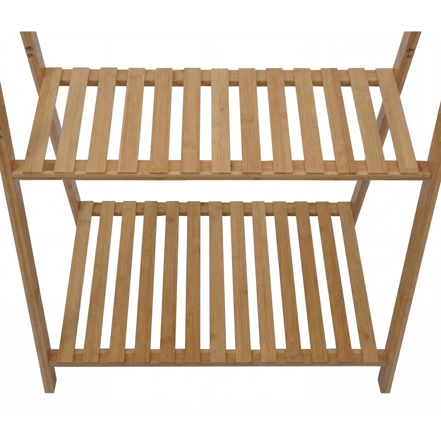 Zwei helle Bambus-Ablagen einer Standgarderobe mit Lattenrost-Design. Natürliche Holzoptik für Garderoben.