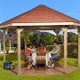 Weka Pavillon 656: Holzpavillon mit rotem Dach, genutzt von einer Familie im Garten.