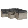 Hellgraue 9-tlg. Garten-Sofagarnitur aus Poly Rattan mit Tisch und dunklen Kissen.