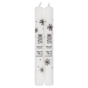 Zwei weiße Leuchterkerzen mit „Let it snow“ Schriftzug und Schneeflocken. Festliche Stabkerzen für Weihnachtsdeko.