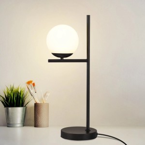 Moderne schwarze Tischlampe mit kugelförmigem Opalglas-Schirm auf einem Schreibtisch. Ideal für Wohnzimmer & Nachttisch.