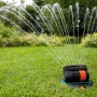 Gardena Sprinklersystem Versenk-Viereckregner OS 140 in Aktion, Rasenbewässerung im Garten.