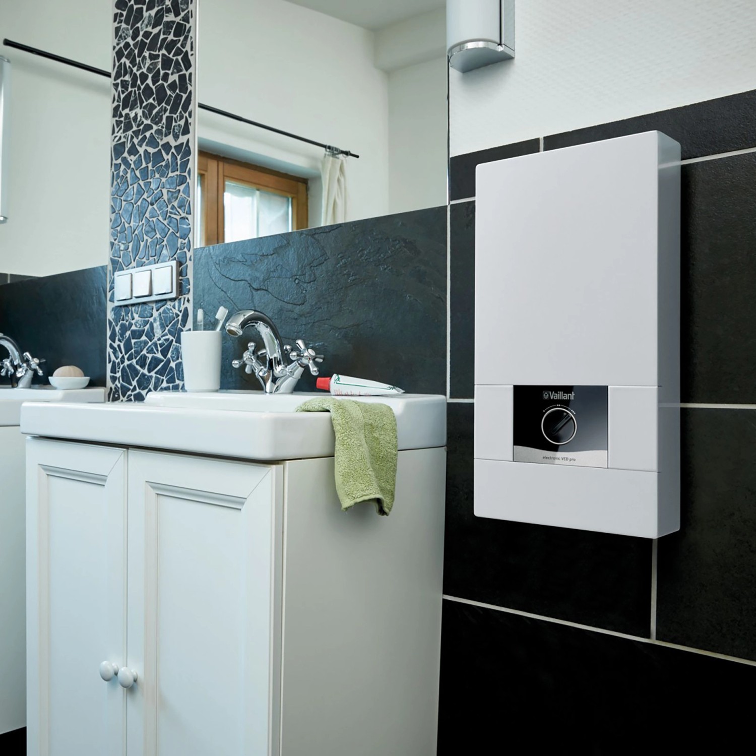 Vaillant Durchlauferhitzer VEDE18/8PRO (18 kW) im Badezimmer an schwarzer Wand.