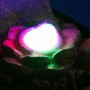 Zimmerbrunnen Buddha Lotusblüte in Steinoptik mit LED-Beleuchtung und Deko-Steinen.