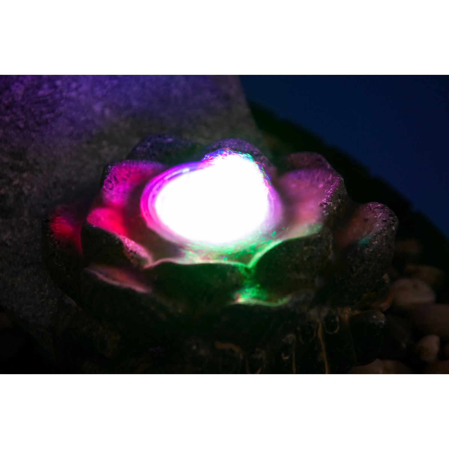 Zimmerbrunnen Buddha Lotusblüte in Steinoptik mit LED-Beleuchtung und Deko-Steinen.