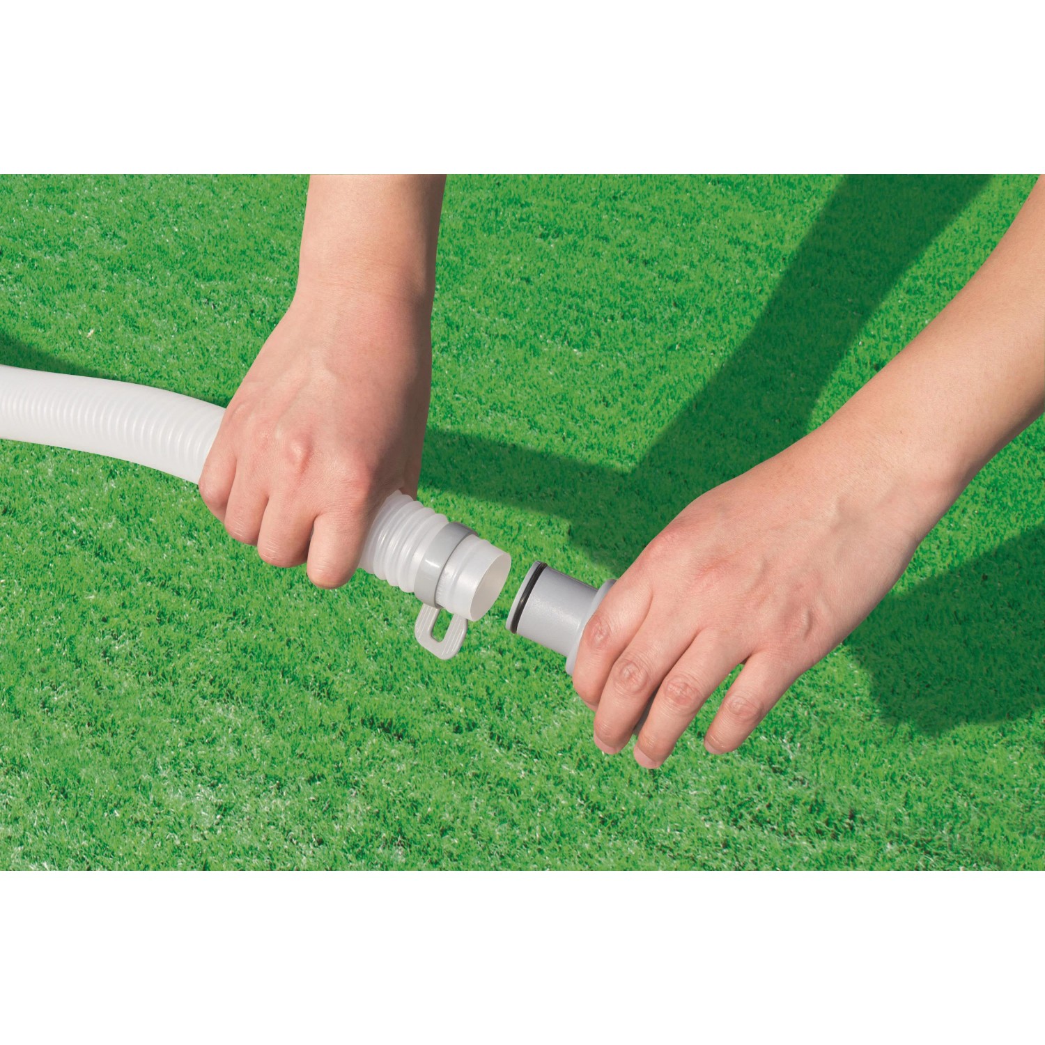 Anschließen der Bestway Solar Poolheizung: Schlauchverbindung für einfache Installation.