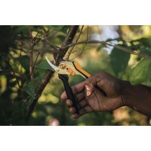 Fiskars Gartenschere Solid P331 im Einsatz beim Schneiden eines Astes.