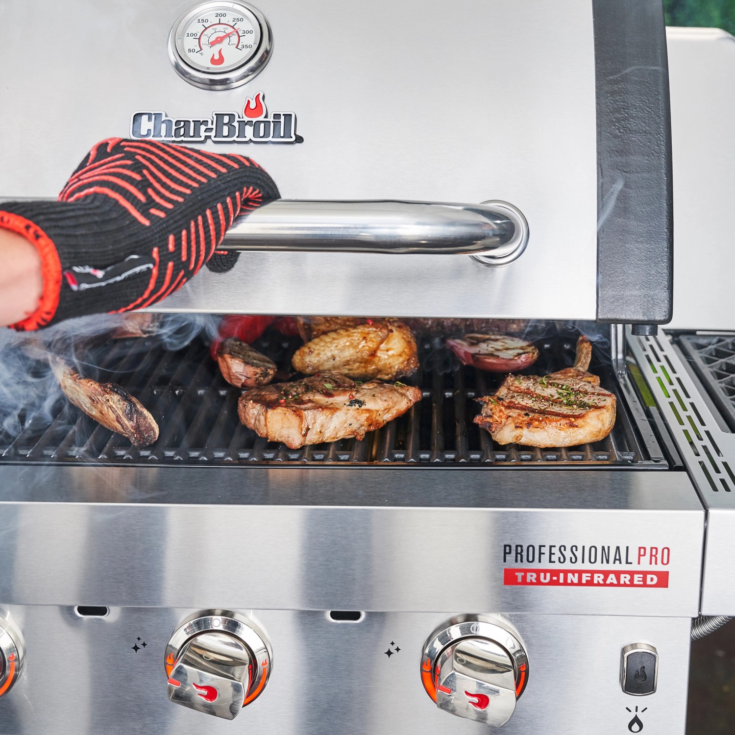 Char-Broil Gasgrill Professional Pro S 3 mit Grillgut unter geöffnetem Deckel.