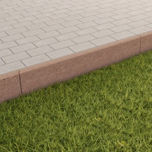 Abgerundeter, brauner Rasenkantenstein aus Beton (100x25x5 cm) als Beet- und Wegeinfassung.