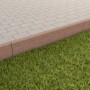 Abgerundeter, brauner Rasenkantenstein aus Beton (100x25x5 cm) als Beet- und Wegeinfassung.