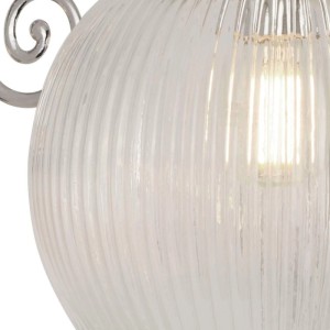 Detailaufnahme: Jugendstil Badlampe mit Kugel aus Glas, Chrom-Akzenten und E14 Fassung.