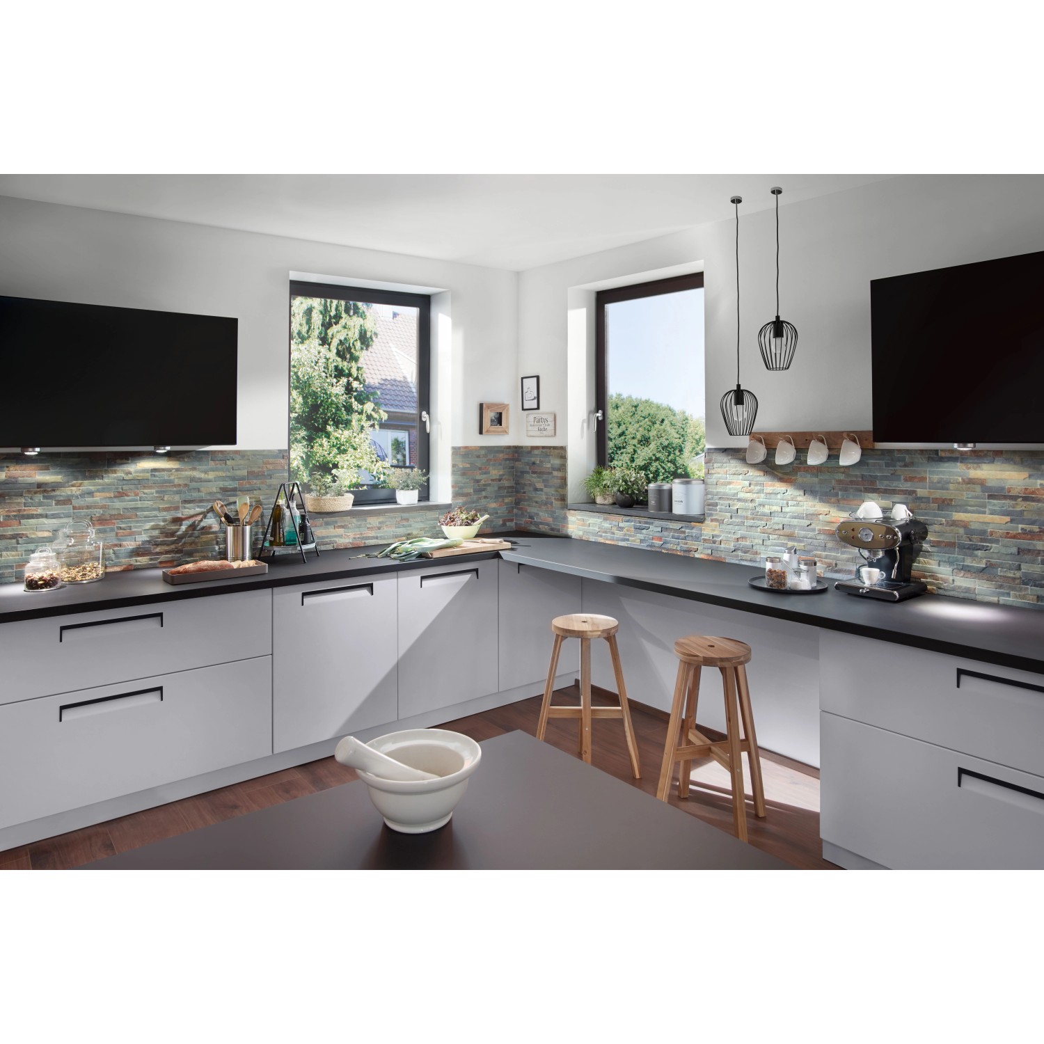 Küche mit Klimex Verblender Feinsteinzeug UltraStrong Bologna Multicolor als Fliesenspiegel.