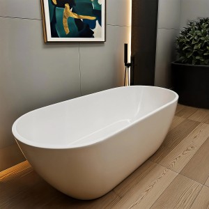 Weiße, ovale freistehende Badewanne ASGER 170x75 in modernem Bad mit Holzoptikboden. Stilvolles Design.