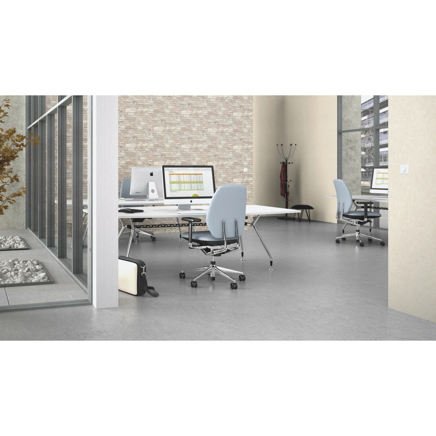 Büro mit Rasch Vliestapete Factory IV 429220 in Uni Hellbeige an der Wand.