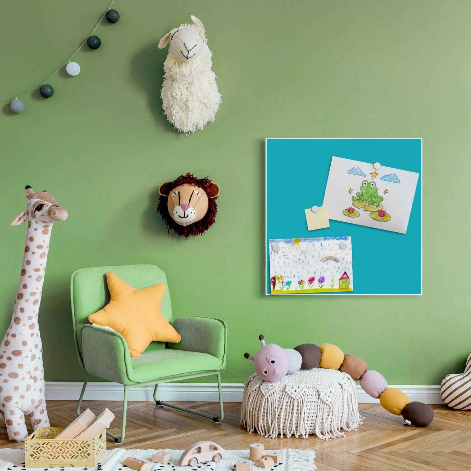 Türkise Banjado Magnettafel 50x50 cm mit Zeichnungen im Kinderzimmer. Wanddekoration.