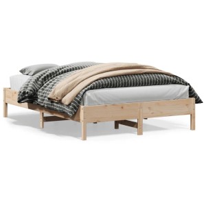 Helles Massivholzbett aus Kiefernholz 140x200 cm mit Lattenrost, gezeigt mit Matratze und Bettwäsche.