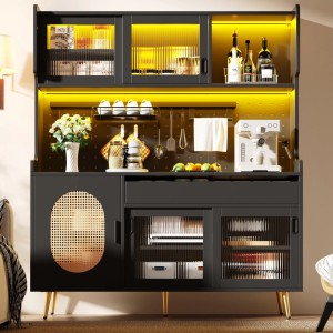 Schwarzer Buffetschrank mit LED-Beleuchtung, Glas- und Rattantüren, viel Stauraum für die Küche.