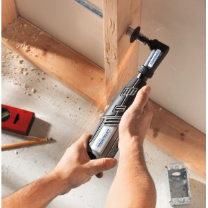Dremel Winkelvorsatz 575 schneidet Holz. Zubehör für Miniaturwerkzeuge erreicht schwer zugängliche Stellen.